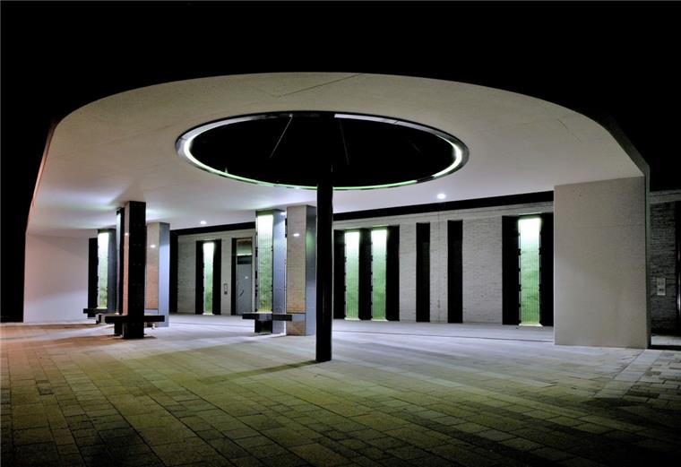 Netz lästert über das „Elefantenklo“ am Nordenhamer Bahnhof Seine eigentliche Attraktivität entfaltet der neu gestaltete Bahnhofsvorplatz bei Nacht, wenn alles indirekt beleuchtet wird. Foto: Stadt Nordenham
