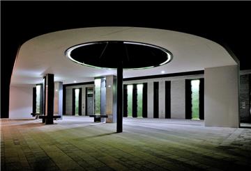 Seine eigentliche Attraktivität entfaltet der neu gestaltete Bahnhofsvorplatz bei Nacht, wenn alles indirekt beleuchtet wird. Foto: Stadt Nordenham