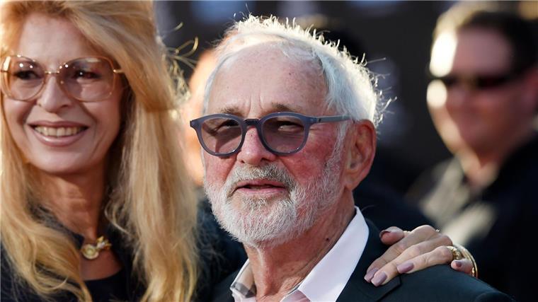 „Mondsüchtig“-Regisseur Norman Jewison gestorben Seine Filme sind preisgekrönt - so wie er. 1999 wurde Norman Jewison bei der Oscar-Verleihung mit dem Irving G. Thalberg Award für seine Lebensleistung ausgezeichnet.