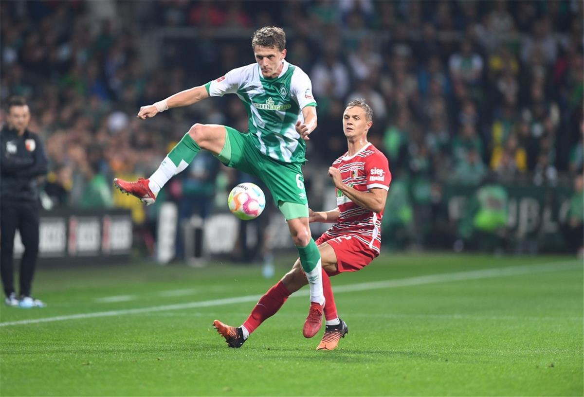 Werder-Profi Stage ohne große WM-Chance: Generation sehr stark Werders Jens Stage kämpft gegen Augsburgs Robert Gumny um den Ball.