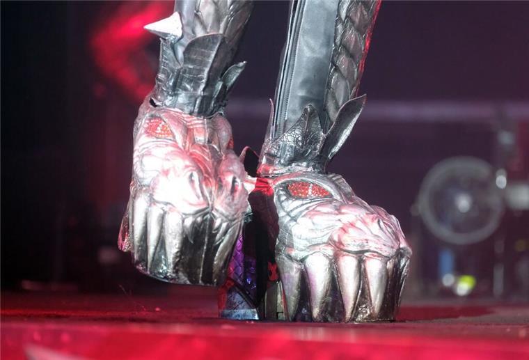 Keine Langeweile nach dem Kiss-Finale: Gene Simmons wird 75 Seine monströsen, silbernen Plateauschuhe hat Kiss-Bassist Gene Simmons an den Nagel gehängt.