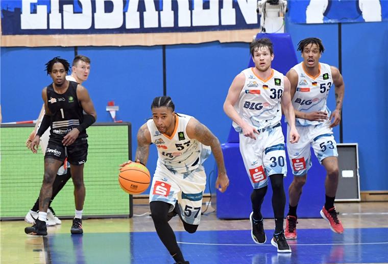 Eisbären erkämpfen Heimsieg gegen Schwenningen Seine Qualitäten als Scorer stellte Trey Davis wieder unter Beweis. Der Eisbären-Spielmacher legte 31 Punkte gegen Schwenningen auf.