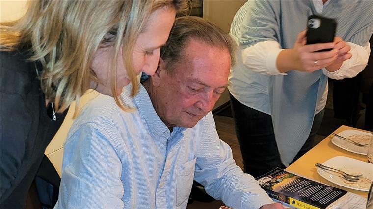 Warum Bestsellerautor Martin Walker so gern nach Brake kommt Seinen vielen, vielen Leserinnen begegnet Martin Walker mit Freundlichkeit und Charme. Eine persönliche Widmung in Exemplare seiner Bücher zu schreiben, ist eine Aufgabe, die er auch in Brake ohne Ermüdungserscheinungen absolviert.
