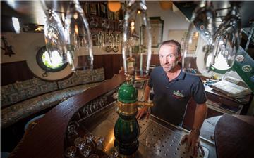 Seiner Familie gehört der Leuchtturm an der Marina im Fischereihafen: Klaas Kuhlmann schenkt in Bremerhavens kleinster Kneipe gezapftes Jever aus. Geöffnet wird zunehmend nur bei Vorabbuchung.