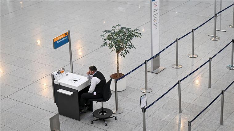 Warnstreiks an 13 deutschen Flughäfen legen Flugverkehr lahm Seit 0.00 Uhr sind Beschäftigte aus dem öffentlichen Dienst der Flughafenbetreiber, den Bodenverkehrsdiensten und den Luftsicherheitsbereichen in verschiedenen Tarifkonflikten im Ausstand.
