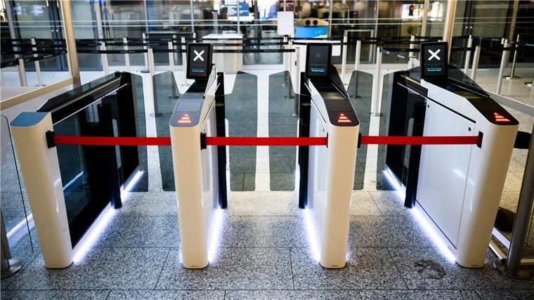 Fast alle Flüge gestrichen - auch in Hannover und Bremen Seit 0.00 Uhr sind Beschäftigte aus dem öffentlichen Dienst der Flughafenbetreiber, den Bodenverkehrsdiensten und den Luftsicherheitsbereichen in verschiedenen Tarifkonflikten im Ausstand.