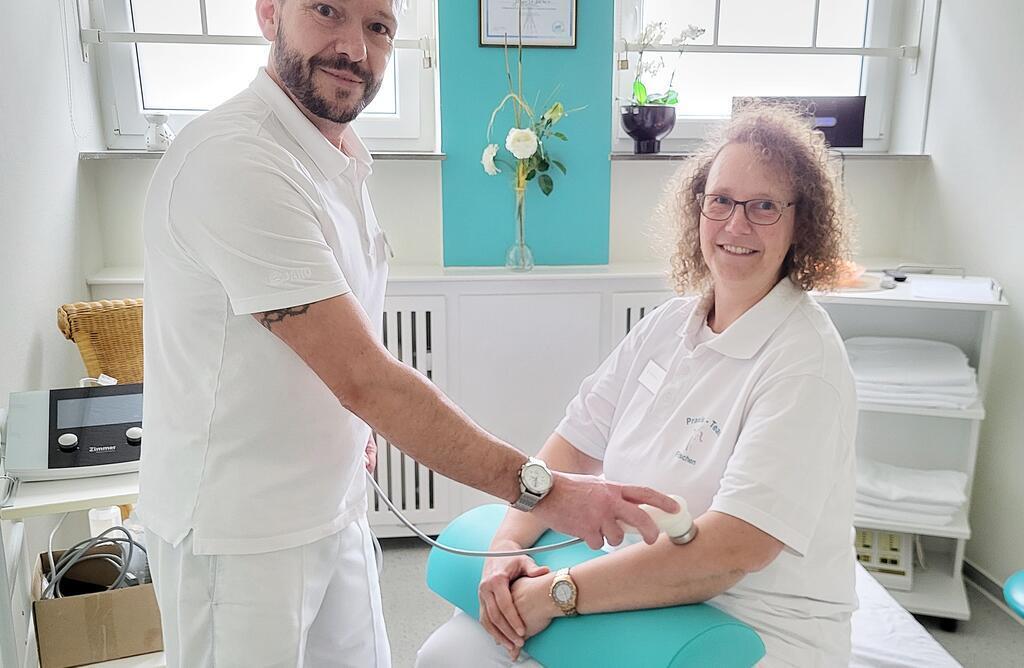 Seit 15 Jahren ist Physiotherapeut Sascha Djurin (links) in der Praxis Fitschen ...