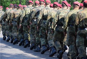 Seit 15 Jahren sind Fallschirmjäger der Bundeswehr am Standort Seedorf stationiert. Das soll am Samstag in Zeven auf dem Veranstaltungsgelände öffentlich gefeiert werden.  