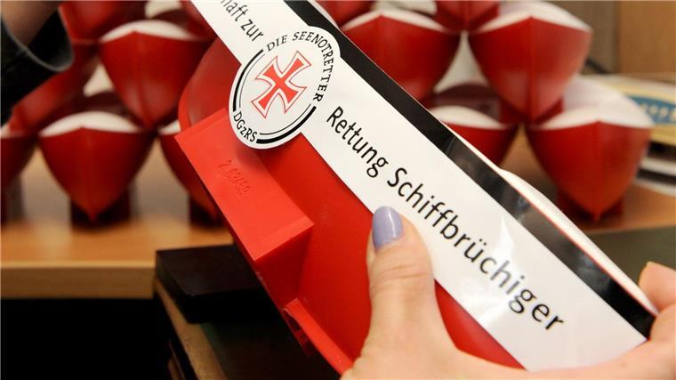 Spenden für Seenotretter: Sammelschiffchen feiern Geburtstag Seit 150 Jahren sammeln die Seenotretter mit Spendenbüchsen in Form eines Ruderboots Geld für ihre Arbeit. (Archivfoto)