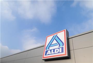 Schild Aldi Nord an einem Gebäude- Seit 1961 ist Aldi zweigeteilt – in Nord und Süd. Doch im Hintergrund laufen Gespräche über eine mögliche Fusion. Für Verbraucher könnte das vieles verändern.