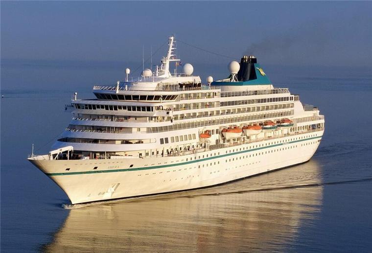 Das Kreuzfahrtschiff "Amera" fährt auf dem Wasser. Seit 1988 bereits die „Amera“ die Meere dieser Welt. Seit 2019 unter ihrem aktuellen Namen in der Flotte von Phoenix Reisen.