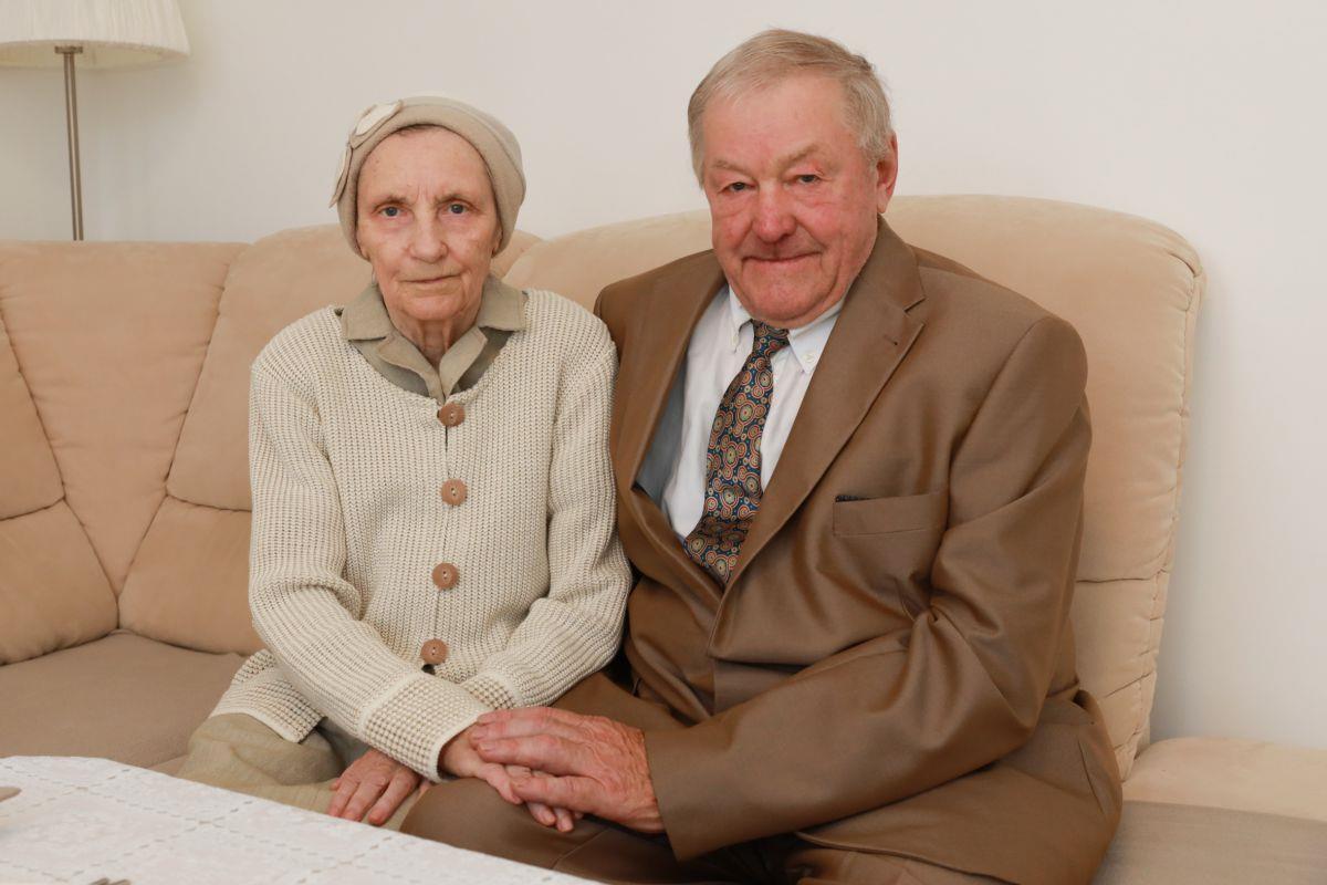 Diamantene Hochzeit in Wulsdorf: In Kasachstan kennengelernt Seit 1992 leben Adelia und Erhard Nikolai in Bremerhaven. Jetzt feiern sie ihre diamantene Hochzeit.
