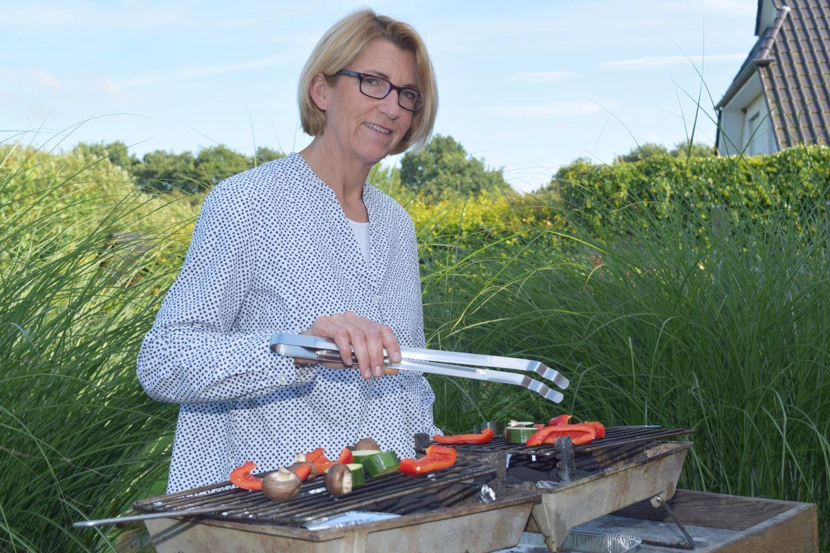 Heiß aufs Grillen ohne Fleisch Seit 1992 verzichtet Angela Schmidt bereits auf Fleisch. Bei ihr landen vielfältige Gemüse-Kreationen auf dem Grill. Gut gewürzt und gerne mal in Kombination mit Schafskäse.