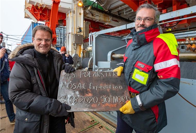 Polarforscher nehmen Kurs auf Bremerhaven Seit 2004 an Bord der „Polarstern“, aber zum ersten Mal genau auf dem Nordpol: Auch für Kapitän Thomas Wunderlich (rechts neben Expeditionsleiter Prof. Markus Rex) war das ein besonderer Moment. Foto: AWI/Lianna Nixon