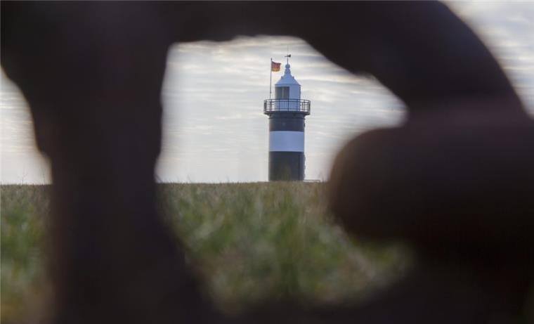 Wremen: Leuchtturm "Kleiner Preuße" sucht "Leuchte" Seit 2005 schmückt der nachgebaute Leuchtturm "Kleiner Preuße" die Kutterhafen-Einfahrt von Wremen. Jetzt sucht das Dorf erstmals eine "Kleine Preußin" für ihr Wahrzeichen. Klug sollte die Bewerberin sein - und mindestens 18 Jahre.