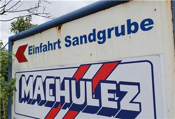 Seit 2008 betreibt das Unternehmen Machulez in der in der Sandabbaufläche eine Bauschuttrecyclinganlage. Das Unternehmen hat eine Erweiterung der Betriebsflächen beantragt.