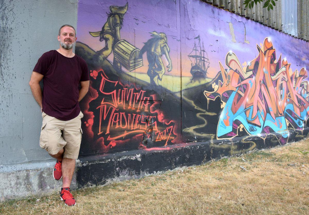 Seit 2015 haben sich die Motive an der 400 Meter langen Wand immer wieder gewandelt. Zirkuswelten, Fischfabrik und Piraten waren seitdem die gesetzten Themen. In diesem Jahr lautet das Motto: Comic. Organisator Andreas Buschhardt erwartet am 11. Und 12. August 50 Graffiti-Künstler.