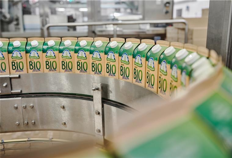Molkerei Ammerland stärkt Bio im Norden Seit 2017 hat die Molkerei Ammerland Bio-Milch im Sortiment. 40 Landwirte haben damals auf ökologische Landwirtschaft umgestellt.