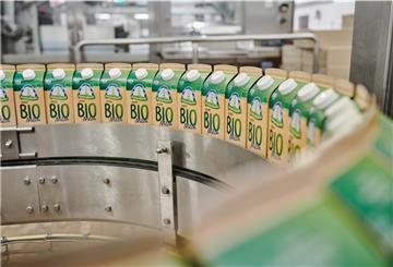 Seit 2017 hat die Molkerei Ammerland Bio-Milch im Sortiment. 40 Landwirte haben damals auf ökologische Landwirtschaft umgestellt.