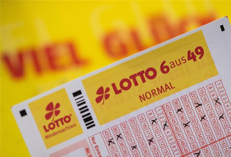 Kein Glück im Spiel: Bremens Lotto-Spieler gehen leer aus SYMBOLBILD - 22.01.2020, Niedersachsen, Göttingen: Ein Lottoschein mit der Aufschrift «Lotto 6 aus 49» ist vor einem Schriftzug «Viel Glück» zu sehen. (zu dpa: «Rekord: 160 Niedersachsen gewinnen mindestens 100.000 Euro») Foto: Swen Pförtner/dpa +++ dpa-Bildfunk +++