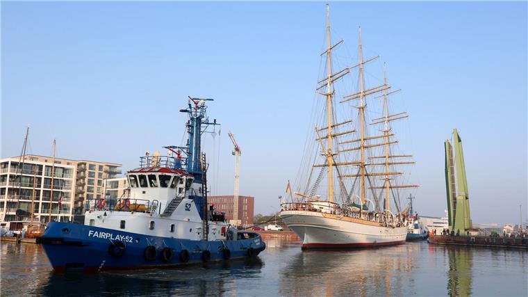 „Schulschiff Deutschland“ für zwei Wochen in der Werft Seit 2021 liegt der Dreimaster dauerhaft in Bremerhaven.