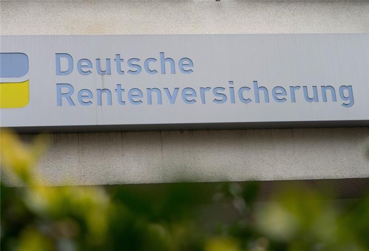 Vollzeit arbeiten und trotzdem Rente beziehen – so funktioniert‘s Ein Schild ist am Eingang von dem Gebäude der Deutschen Rentenversicherung.