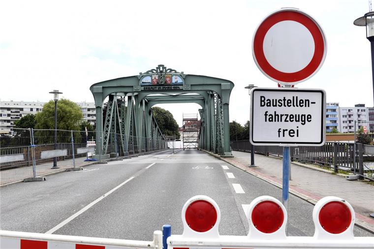 Seit 3. Juli ist die Alte Geestebrücke für Fahrzeuge gesperrt. Am Mittwoch und Donnerstag auch für Fußgänger.