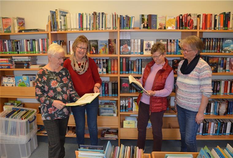 Bücherei in Stollhamm lädt zum Geburtstag ein Seit 35 Jahren gibt es jetzt die Bücherei im Gemeindehaus in Stollhamm. Heute bilden (von links) Rita Milbrandt, Änne Cornelius, Karin Blumenberg und Ingrid Süßenbach das Leitungsteam.