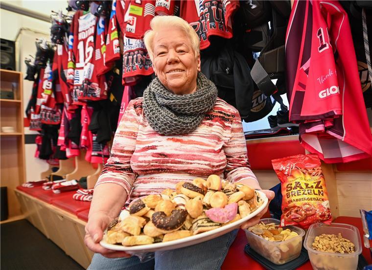 Unsichtbare Helden: Die „stillen Stars“ bei den Fischtown Pinguins Helga Breuer bei ihrer Tätigkeit in der Eishalle.