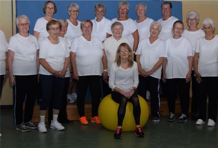 Frauen pflegen Fitness und Freundschaft Seit 50 Jahren trainiert die Frauen-Gymnastikgruppe des Sportvereins Nordenham in der Sporthalle Phiesewarden. Sieben Frauen sind seit der Gründung dabei. Die älteste von ihnen ist Elfriede Horn (93, vordere Reihe, Mitte). Übungsleiterin ist Brigitte Milde (vorn).