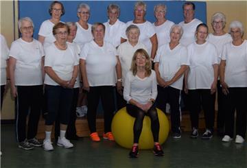 Seit 50 Jahren trainiert die Frauen-Gymnastikgruppe des Sportvereins Nordenham in der Sporthalle Phiesewarden. Sieben Frauen sind seit der Gründung dabei. Die älteste von ihnen ist Elfriede Horn (93, vordere Reihe, Mitte). Übungsleiterin ist Brigitte Milde (vorn).