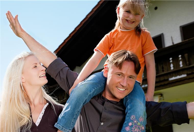 Mehr Geld für Eigenheim-Sparer Familie im Eigenheim