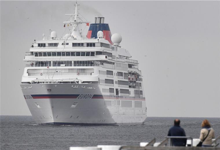 Seit Anfang Oktober liegt die „Europa“ in der Deutschen Bucht. Die Branche will den Betrieb sicher wieder hochfahren, dafür setzen sie auf eine generelle Corona-Testpflicht. 