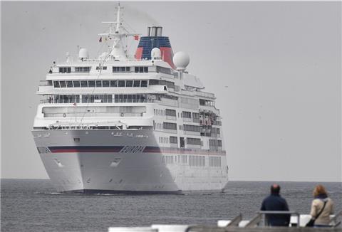 Seit Anfang Oktober liegt die „Europa“ in der Deutschen Bucht. Die Branche will den Betrieb sicher wieder hochfahren, dafür setzen sie auf eine generelle Corona-Testpflicht. 