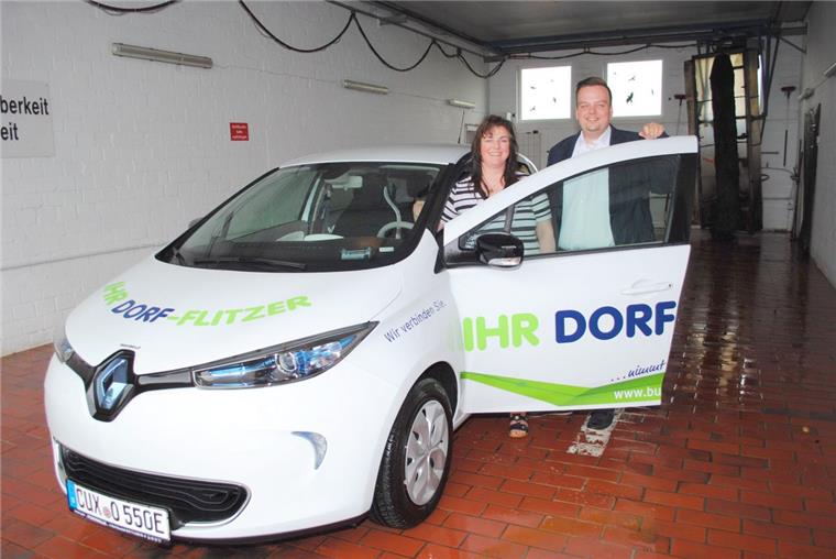 Carsharing-Projekt: Elektrischer Dorfflitzer zum Mieten Seit April steht der Dorfflitzer, den Gaby Lehmkuhl und Hendrik Ehlers von der Firma Buspunkt hier präsentieren, am Beverstedter Rathaus bereit und kann für einen bestimmten Zeitram gebucht werden.
