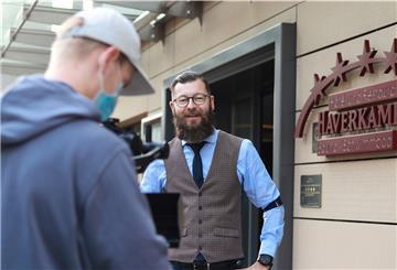 Geschäftsführer Martin Seiffert wird vor dem Hotel Haverkamp gefilmt