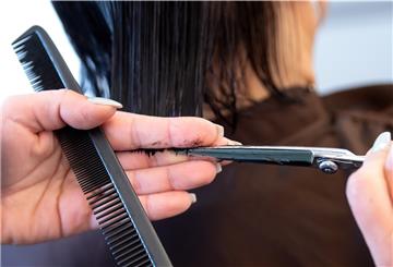 Seit dem 1. März sind Schere und Kamm im Dauerbetrieb. Die Friseure dürfen wieder arbeiten. 