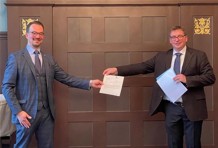 Seit dem 1. Mai ist Sebastian Wegener (links) Schulleiter des Nienburger Gymnasiums Albert-Schweitzer-Schule. Die Einsetzung erfolgte durch den schulfachlichen Dezernenten beim regionalen Landesamt für Schule und Bildung Hannover, Michael Loske.