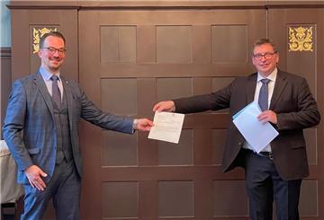 Seit dem 1. Mai ist Sebastian Wegener (links) Schulleiter des Nienburger Gymnasiums Albert-Schweitzer-Schule. Die Einsetzung erfolgte durch den schulfachlichen Dezernenten beim regionalen Landesamt für Schule und Bildung Hannover, Michael Loske.