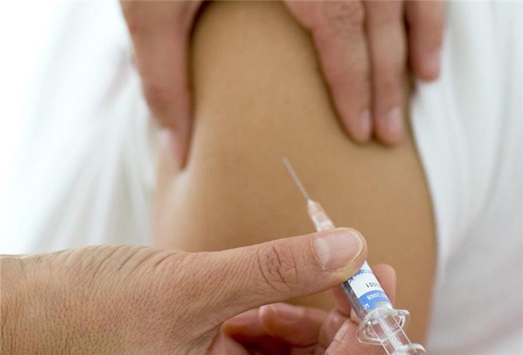 Seit dem 15. März gilt für Beschäftigte im medizinischen Bereich und in der Altenpflege eine Impfpflicht. Unternehmen müssen Mitarbeiter, die nicht geimpft sind, dem Gesundheitsamt melden.