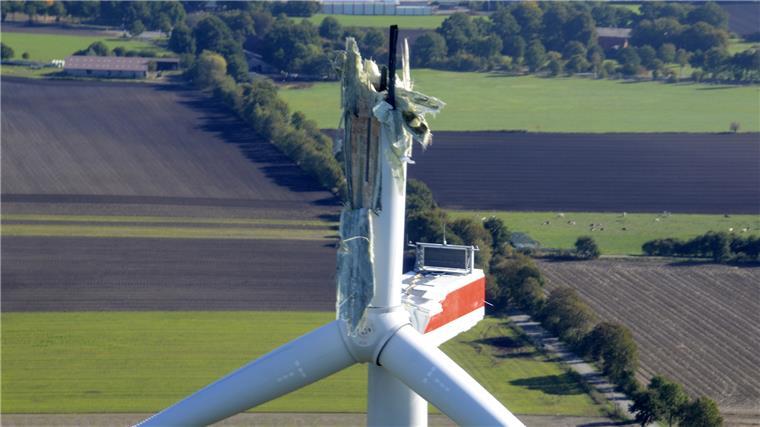 Seit dem 29. September ist der Windradflügel komplett abgebrochen. Es sei kein Kran für die Bergung des Flügels zu bekommen. Frühestens Ende Dezember soll eine Kranfirma nun Zeit haben.
