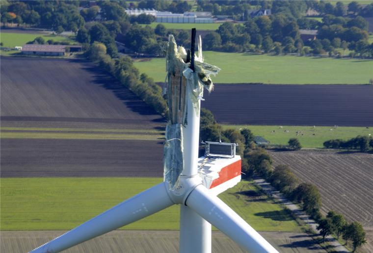 Alfstedt: Windrad-Fasern sind im ganzen Ort verteilt Ein kaputter Flügel einer Windkraftanlage.