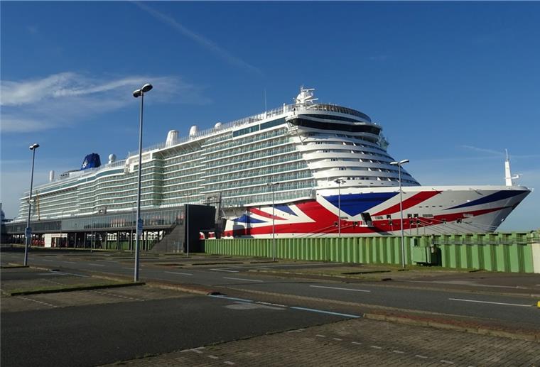 Kreuzfahrtneubau „Iona“ soll bald an Reederei gehen Seit dem Frühjahr liegt der Neubau „Iona“ an der Columbuskaje in Bremerhaven.