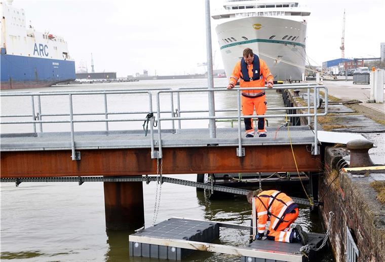 Plastikmüll gelangt vor allem über Flüsse ins Meer Seit dem Frühjahr sammelt eine „Seabin“ auch in Bremerhaven Müll im Hafen ein.