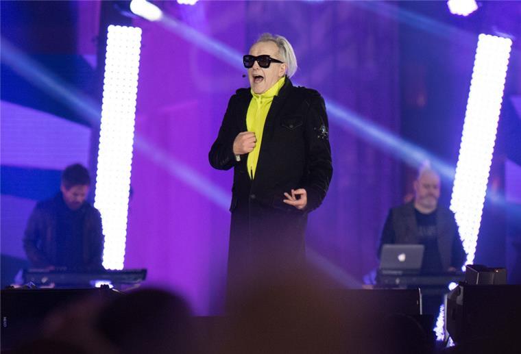 80er-Jahre-Ikone Howard Jones überzeugt mit neuem Album Howard Jones tritt bei einer Silvester-Party auf.