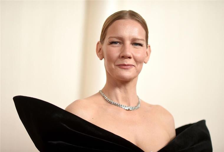 Sandra Hüller bemerkt Veränderungen im Umfeld Seit der Oscar-Nominierung bemerkt die Schauspielerin Sandra Hüller, dass ihr Umfeld anders mit ihr umgeht.