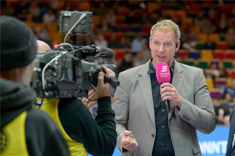 Seit der Saison 2014/2015 zeigt „Telekom Sport“ alle Spiele der Basketball-Bundesliga. Einer der bekanntesten Moderatoren ist Ex-Spieler Arne Malsch. Er ist häufig bei Heimspielen der Eisbären im Einsatz.