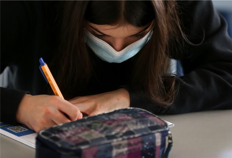 Mit Lüftungsanlagen gegen die Kälte Seit der Verschärfung der Corona-Verordnungen müssen Schüler ab der fünften Klasse inzwischen im Unterricht dauerhaft Masken tragen. Hinzu kommt, dass die Räume aufgrund des permanenten Stoßlüftens immer weiter auskühlen. Abhilfe könnten automatische Lüftungsanlagen schaffen. Überlegungen zu deren Einführung stehen vielerorts allerdings noch am Anfang.