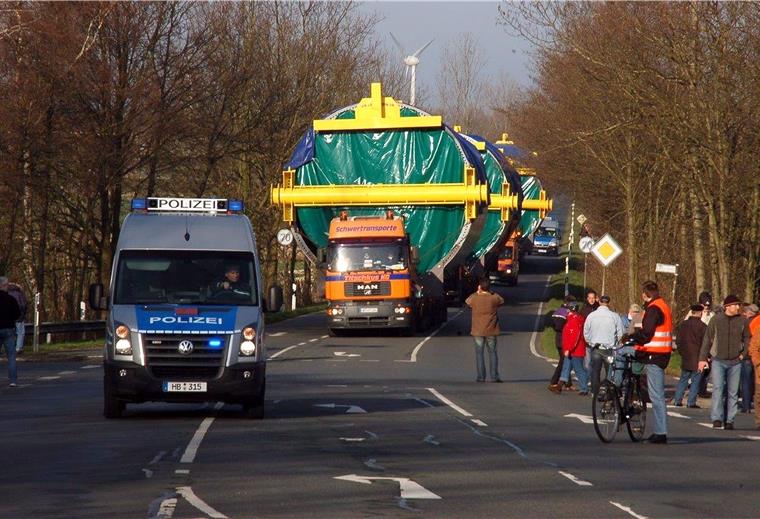 Chaos in Bremerhaven bei den XXL-Transporten Seit die Begleitung von Schwerlasttransportern von privaten Unternehmen übernommen wurde, kommt es zu Abstimmungsproblemen.