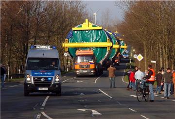 Seit die Begleitung von Schwerlasttransportern von privaten Unternehmen übernommen wurde, kommt es zu Abstimmungsproblemen.